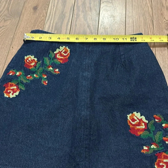 Very J Flower Embroidered Dark Wash Jean Mini Skirt Size Small. With Pockets. - Picture 3 of 7